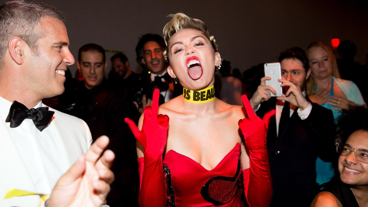 Miley Cyrus - məşhur müğənni evlənir