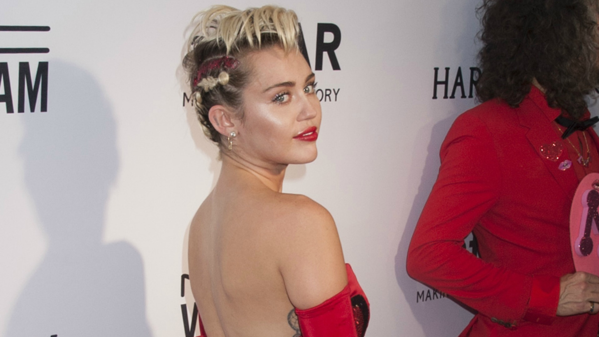 Wrecking Ball mahnısı və qalmaqallarla tanınmış Miley Cyrus evlənir