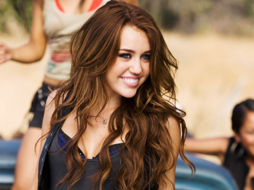 Wrecking Ball mahnısı və qalmaqallarla tanınmış Miley Cyrus evlənir