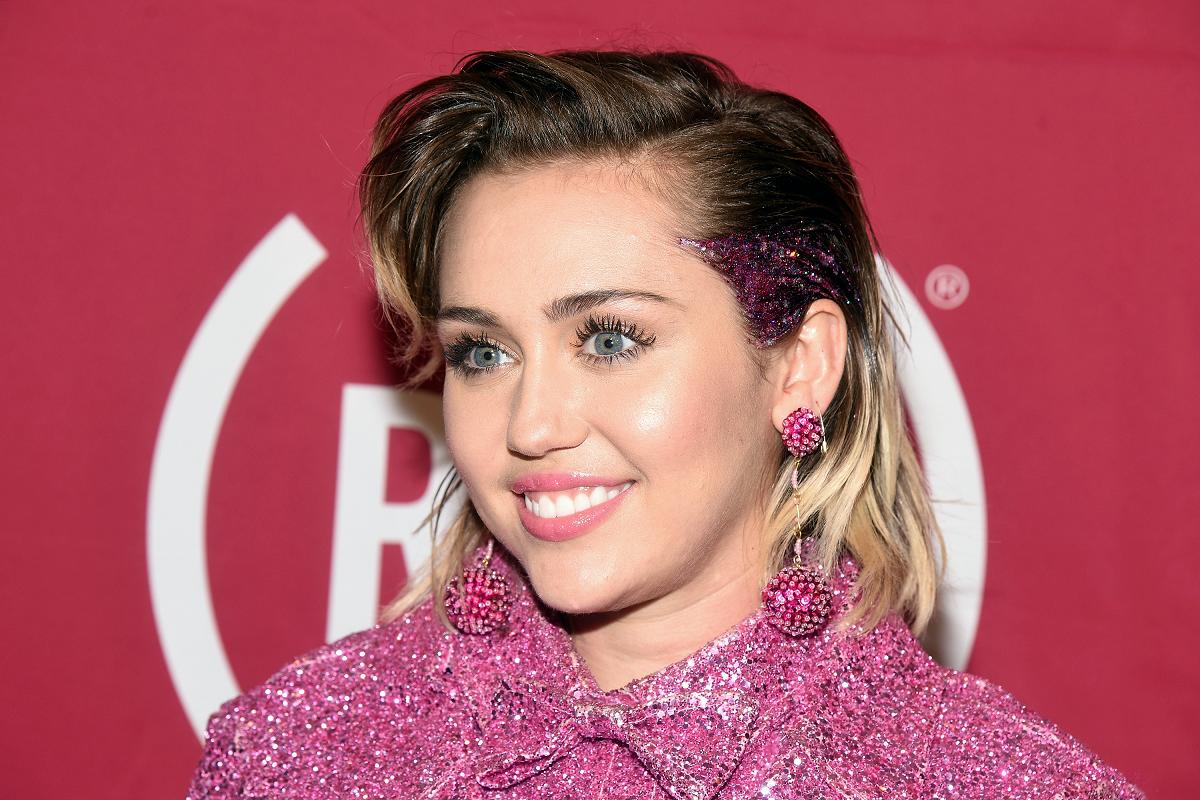 Miley Cyrus - məşhur müğənni evlənir