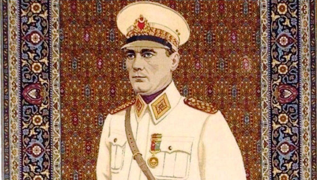 Heydər Əliyevin hədiyyəsi olan Atatürk portretini divardan endirdilər