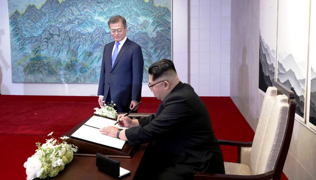Cənubi Koreya Prezidenti Mun Çje İn və Koreya Xalq Demokratik Respublikasının başçısı Kim Çen İn