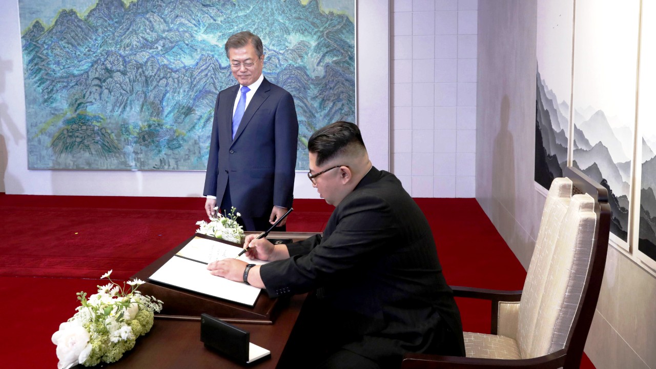 Cənubi Koreya Prezidenti Mun Çje İn və Koreya Xalq Demokratik Respublikasının başçısı Kim Çen İn