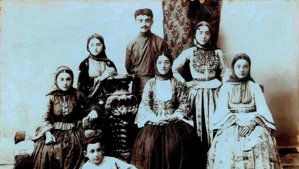 Yusif Vəzir Çəmənzəminli ailəsi ilə (Şuşa, 1907)