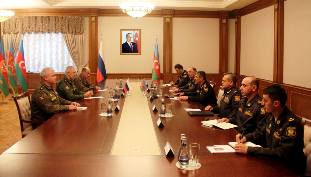 Müdafiə naziri Rusiya sülhməramlılarının yeni komandanı Gennadi Anaşkin ilə görüşüb