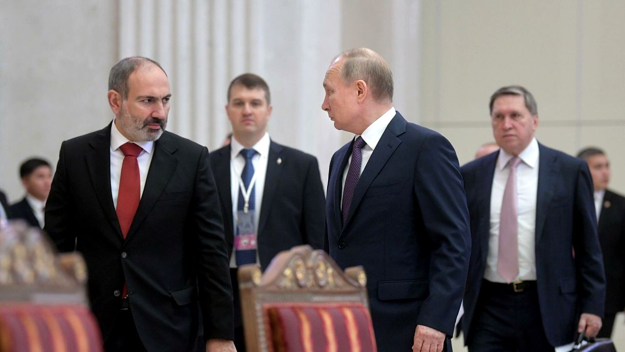 Nikol Paşinyan və Vladimir Putin