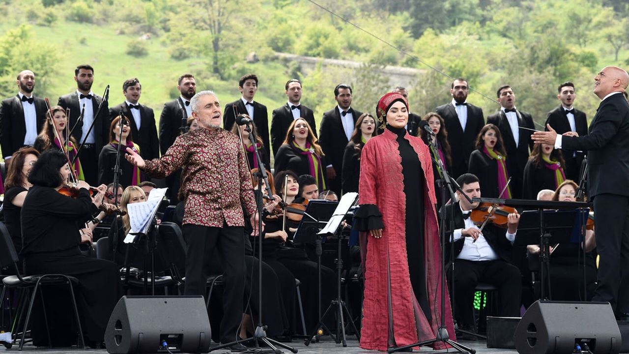 Alim Qasımov və Fərqanə Qasımova Cıdırdüzündə (Xarı Bülbül Festivalı)
