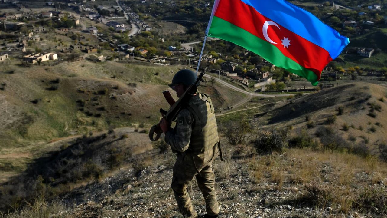 Azərbaycan Ordusunun əsgəri şanlı bayraqla