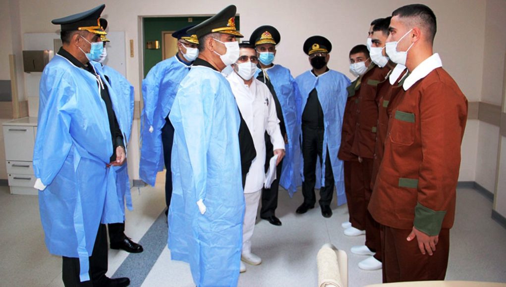 Müdafiə naziri Novruz bayramı ərəfəsində hərbi hospitalı ziyarət etdi