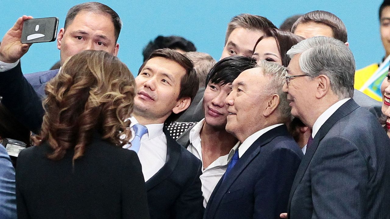 Nazarbayev və Tokayev şəkil çəkdirir (2019-cu il)