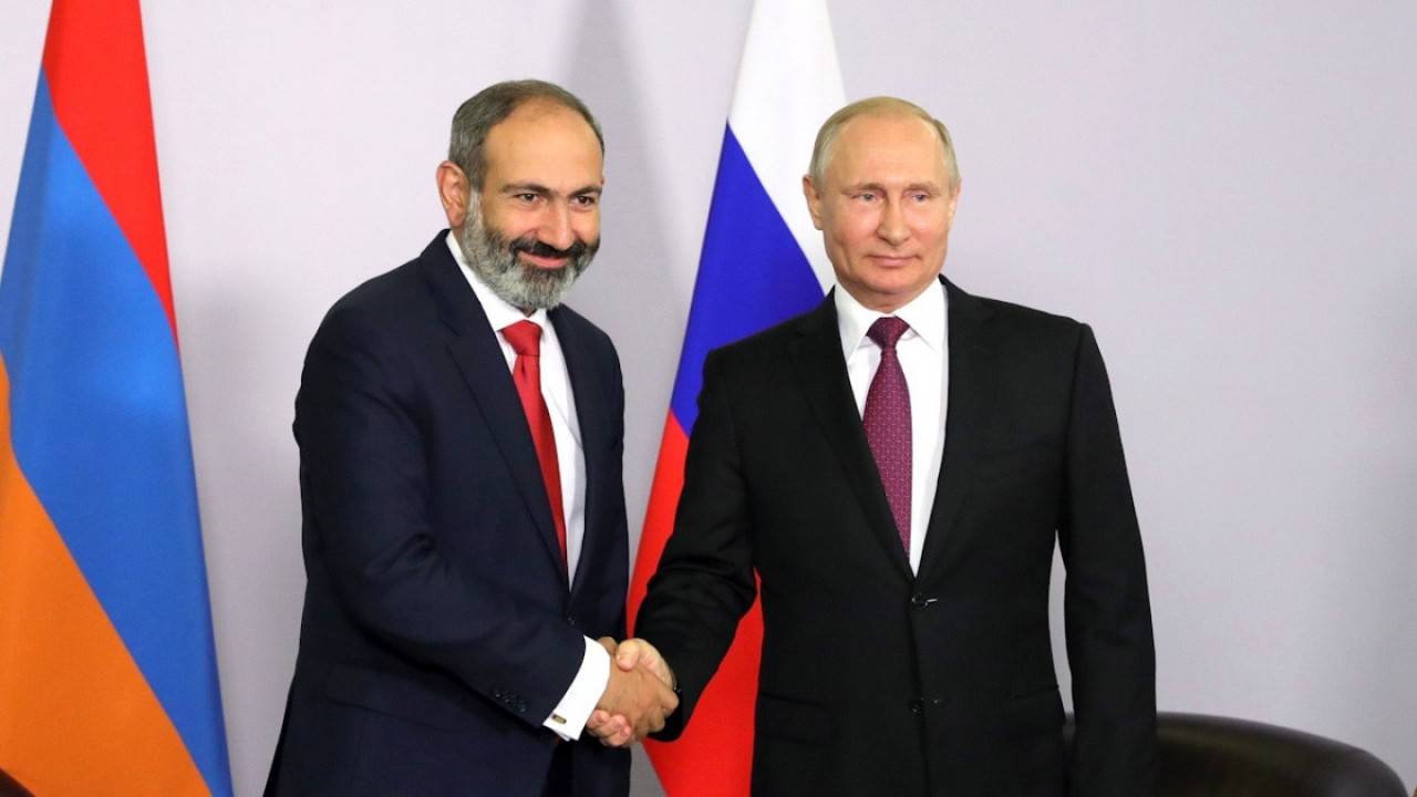 Nikol Paşinyan və Vladimir Putin