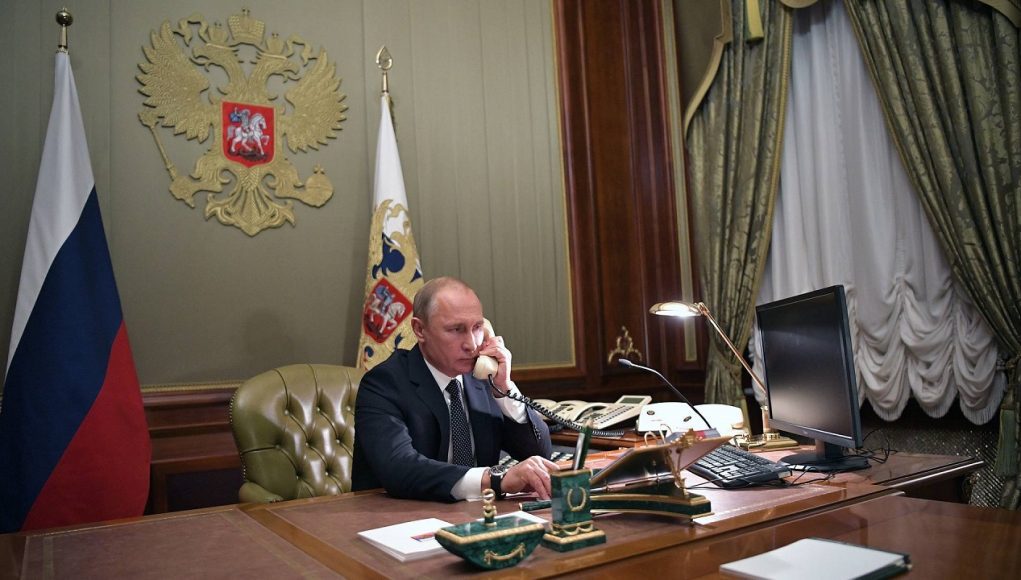 Putin telefonla danışır