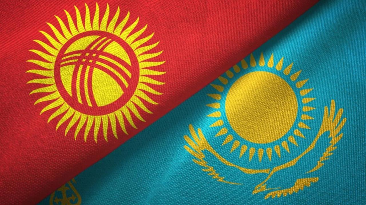 Qırğızıstan və Qazaxıstan bayraqları