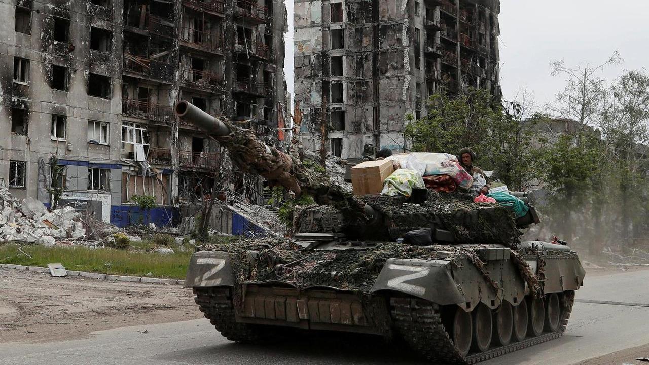 Rusiya tankı Ukraynada qənimət daşıyır
