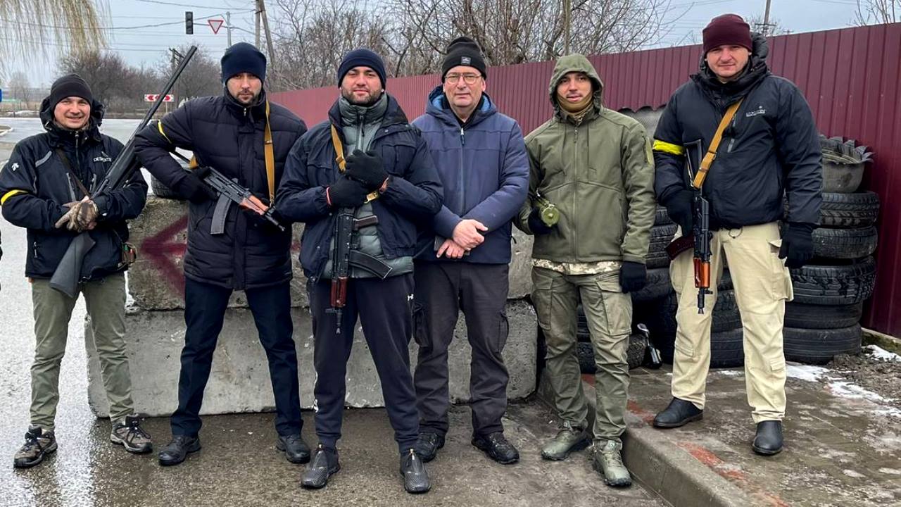 Silaha sarışmış Ramil Məmmədov (ortada)