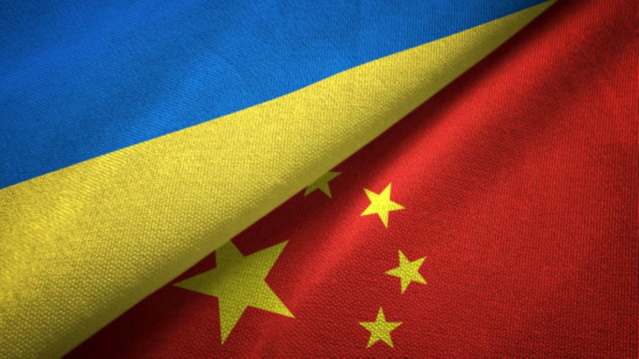 Ukrayna və Çin Xalq Respublikası bayraqları