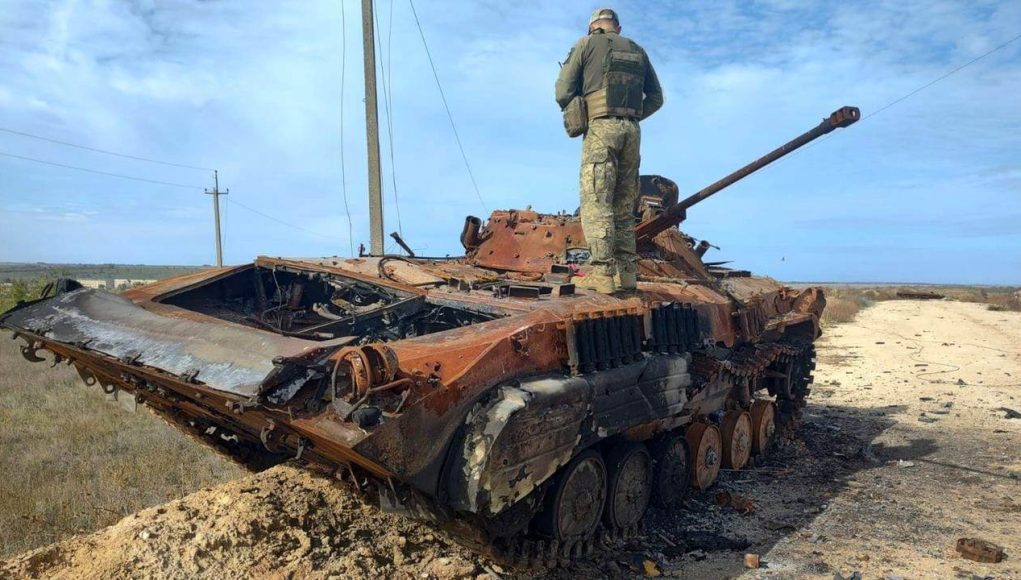 Ukraynada məhv edilmiş Rusiya tankı